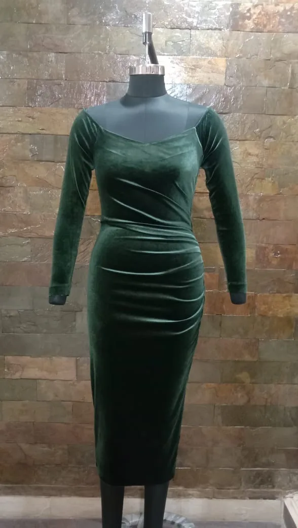 Front view of a bottle green velvet off-shoulder ruched midi dress on a dress form
